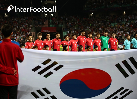 한국, 아르헨전 붉은색 홈 유니폼 착용 한국, 아르헨전 붉은색 홈 유니폼 착용