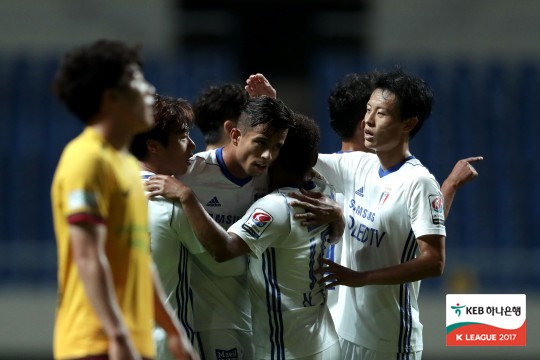 '조나탄 멀티골' 수원, 광주 원정서 3-0 대승 '조나탄 멀티골' 수원, 광주 원정서 3-0 대승