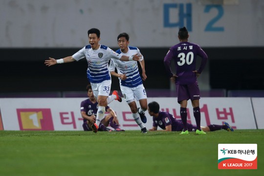 '이창용 결승골' 아산, 10명 싸운 안양에 2-0 완승...3위 도약 '이창용 결승골' 아산, 10명 싸운 안양에 2-0 완승...3위 도약