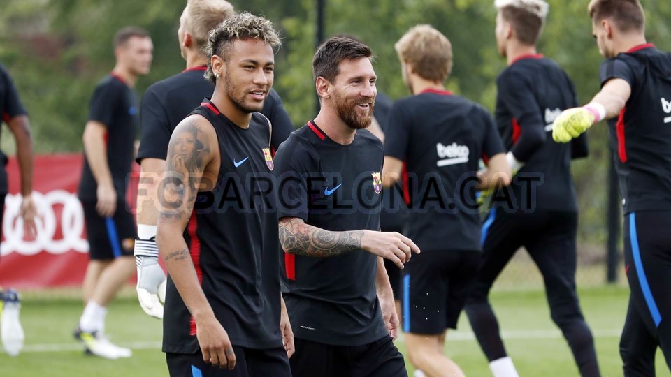 'PSG 이적설' 네이마르, 메시 등 동료들과 밝은 미소로 훈련 'PSG 이적설' 네이마르, 메시 등 동료들과 밝은 미소로 훈련