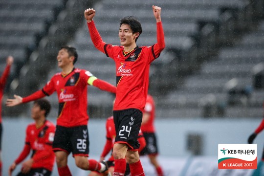 '정현철 1골 1도움' 경남, 안방서 아산에 3-1 역전승...선두 수성 '정현철 1골 1도움' 경남, 안방서 아산에 3-1 역전승...선두 수성
