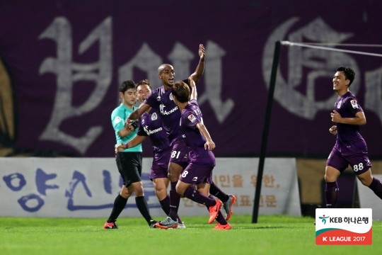 '루키안-조석재 골' 안양, 서울E에 2-0 승...7위 유지 '루키안-조석재 골' 안양, 서울E에 2-0 승...7위 유지