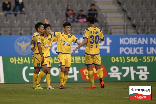 '한의권 멀티골' 아산, 1위 성남에 4-2 대승...2위 유지 '한의권 멀티골' 아산, 1위 성남에 4-2 대승...2위 유지