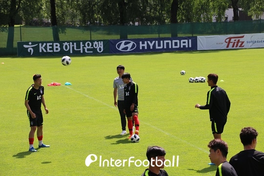 '저희 친해요' 손흥민-정우영, 공개훈련에서 다정한 모습 '저희 친해요' 손흥민-정우영, 공개훈련에서 다정한 모습