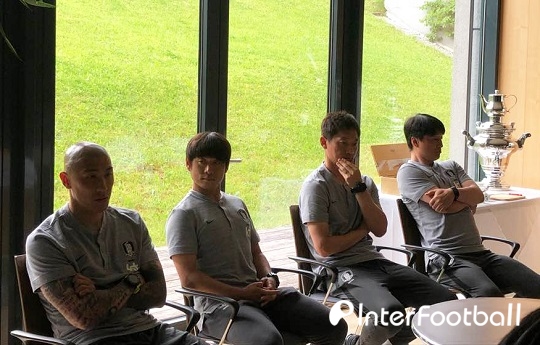 '2002 전설' 김남일-차두리 코치, "지금은 응원이 필요한 때" '2002 전설' 김남일-차두리 코치, "지금은 응원이 필요한 때"