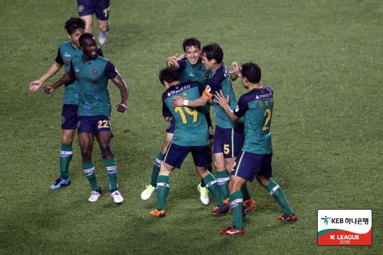'최명희 원더골' 안산, 홈에서 광주에 2-0 승...4위 등극 '최명희 원더골' 안산, 홈에서 광주에 2-0 승...4위 등극