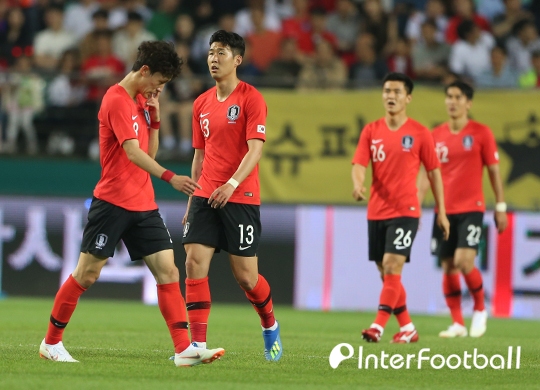 '이용 부상 교체' 한국, 비공개 평가전서 세네갈에 0-2 패 '이용 부상 교체' 한국, 비공개 평가전서 세네갈에 0-2 패